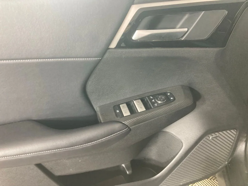 Used 2025  Mitsubishi SE image 11