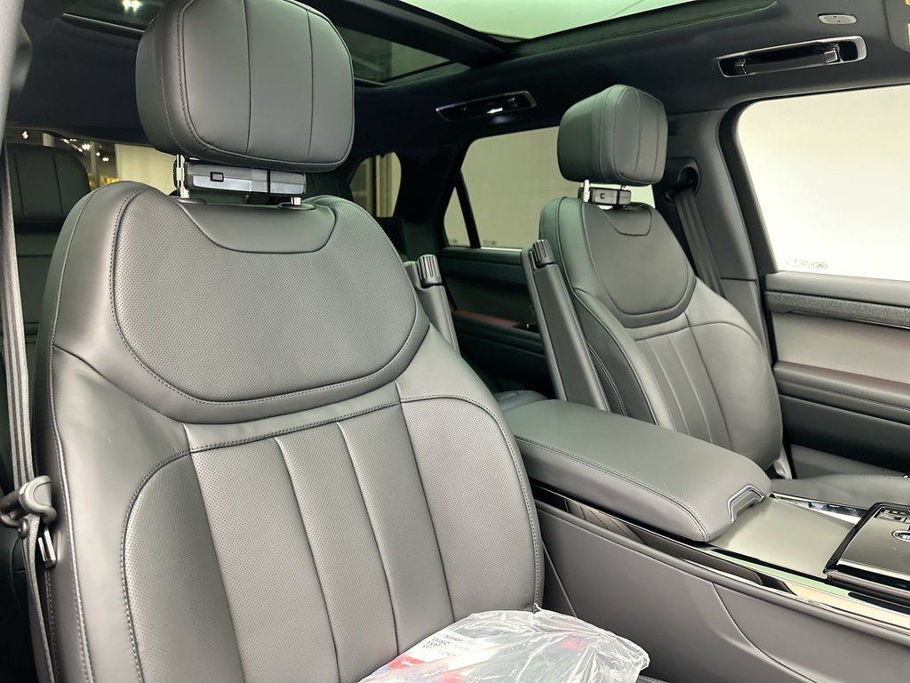Used 2025 Fuji White Land Rover SE image 4