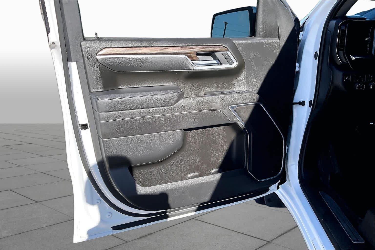 Used 2025 Summit White Chevrolet LT image 21