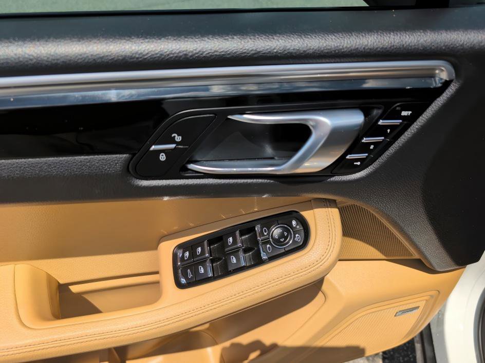 Used 2018 White Porsche Base image 17