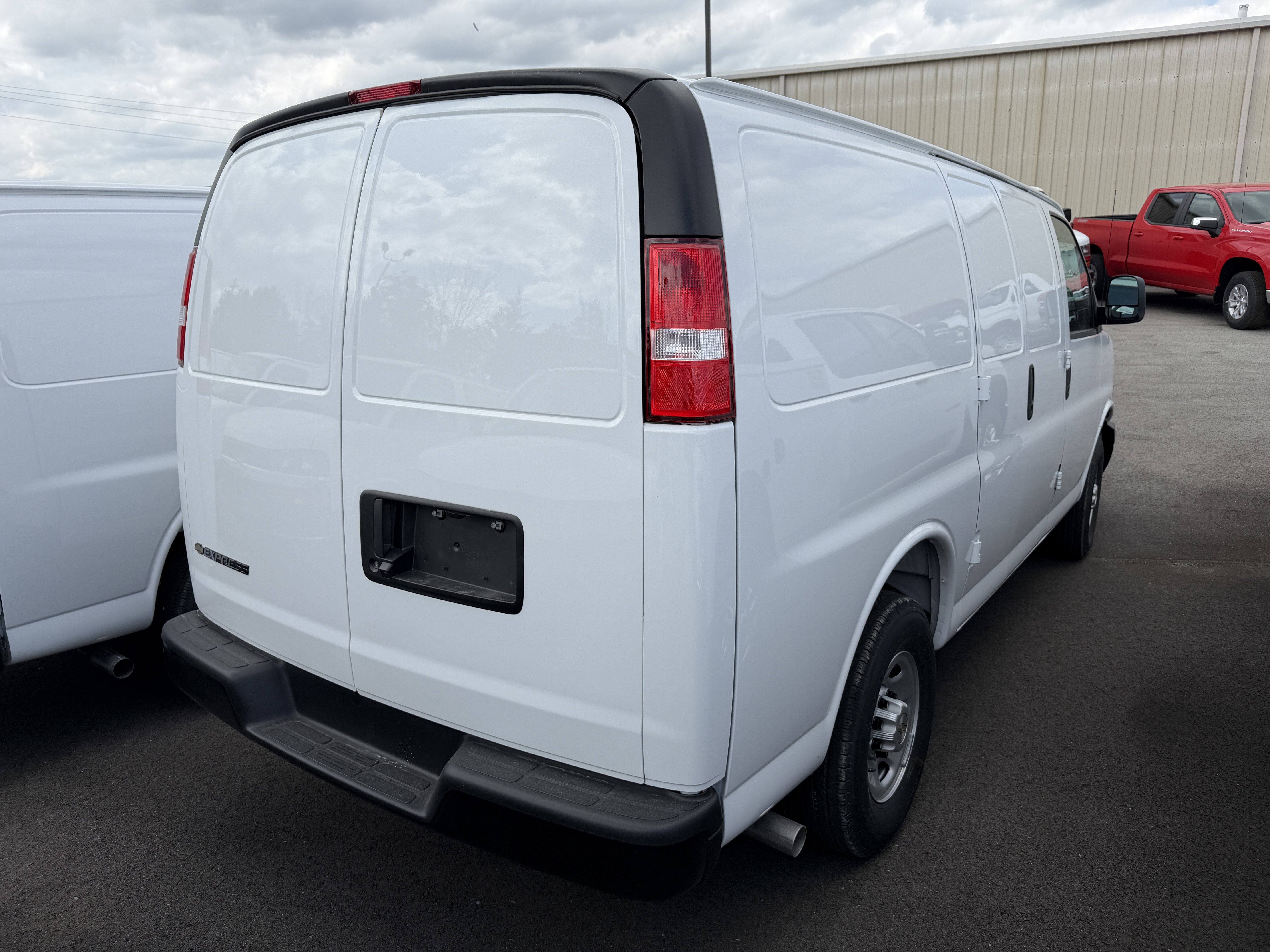 New 2026 Summit White Chevrolet 1WT image 7