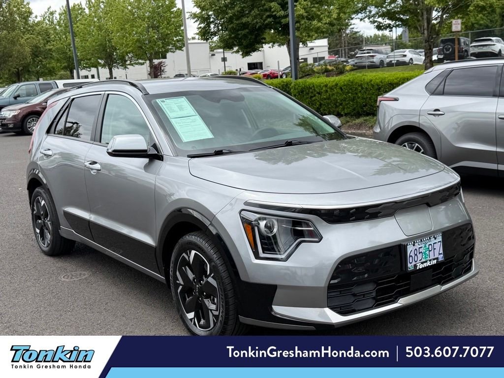 Used 2023 Steel Gray Kia Wind image 1