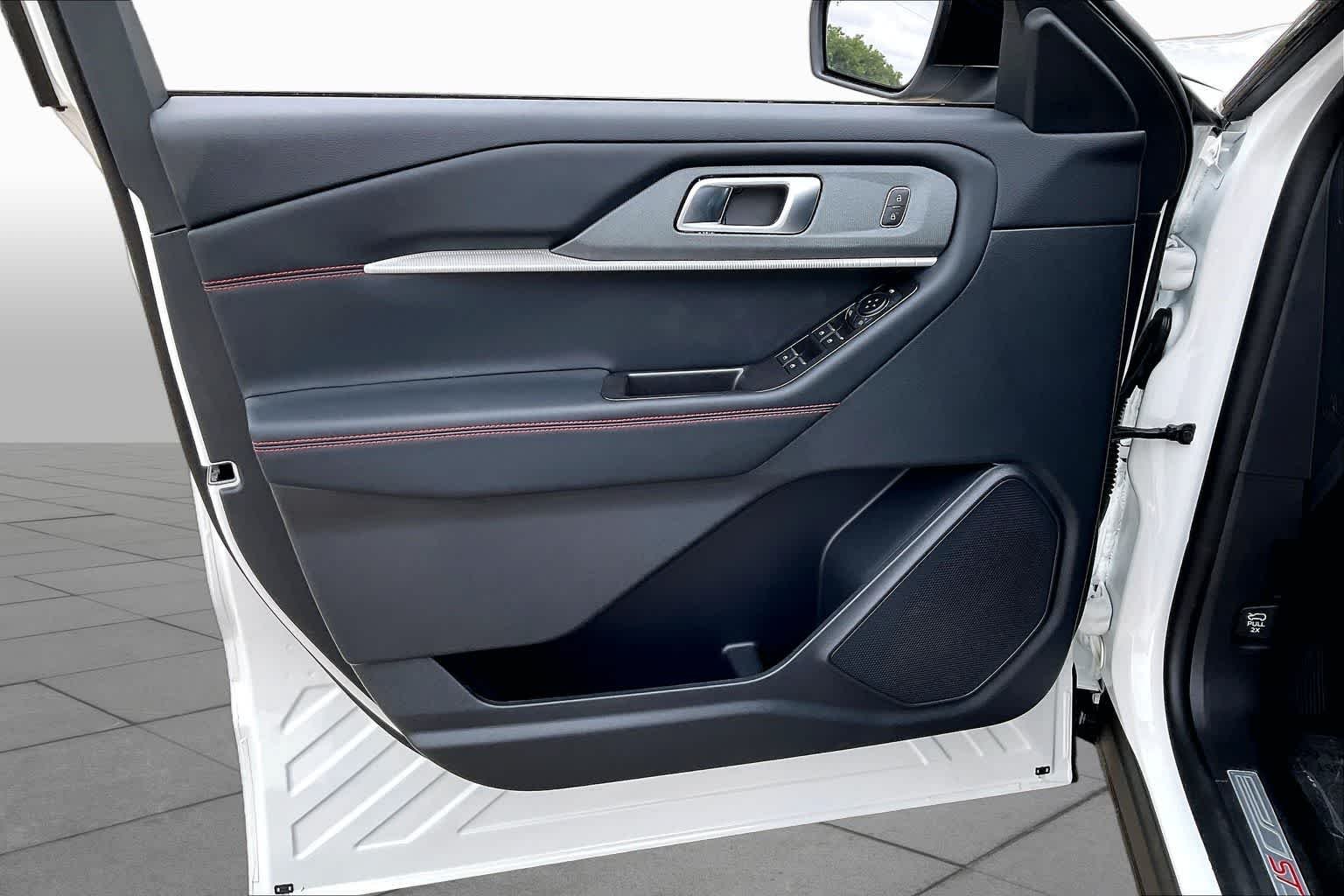 New 2026 Star White Metallic Tri-Coat Ford ST-Line image 10