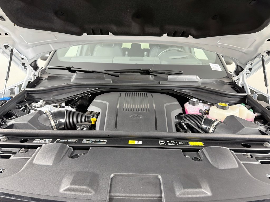 New 2027 Fuji White Land Rover SE image 32