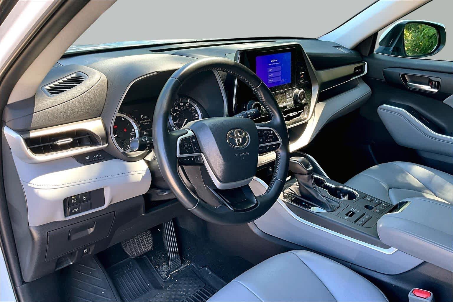 Used 2023 Wind Chill Pearl Toyota XLE image 17