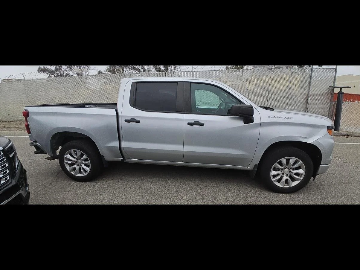 Used 2022 Silver Ice Metallic Chevrolet Custom image 7