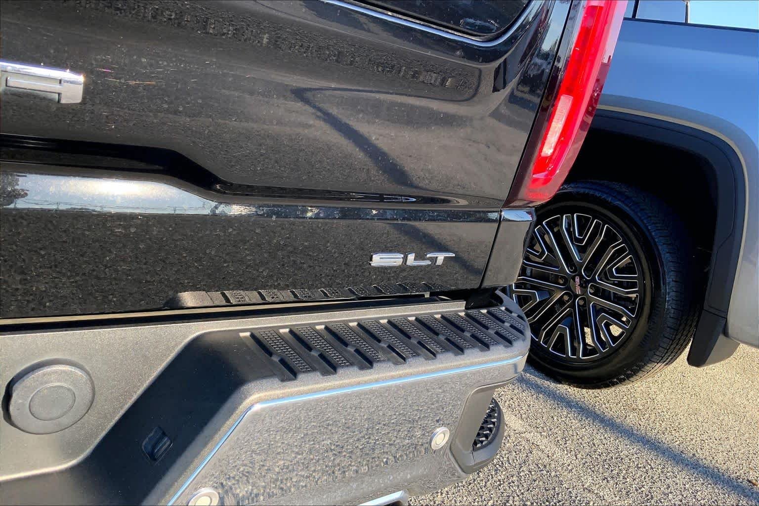Used 2023 Onyx Black GMC SLT image 9