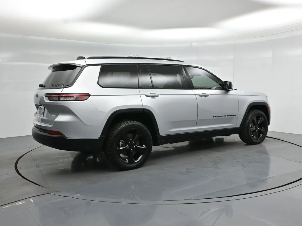 Certified Used 2021 Silver Jeep Altitude image 24