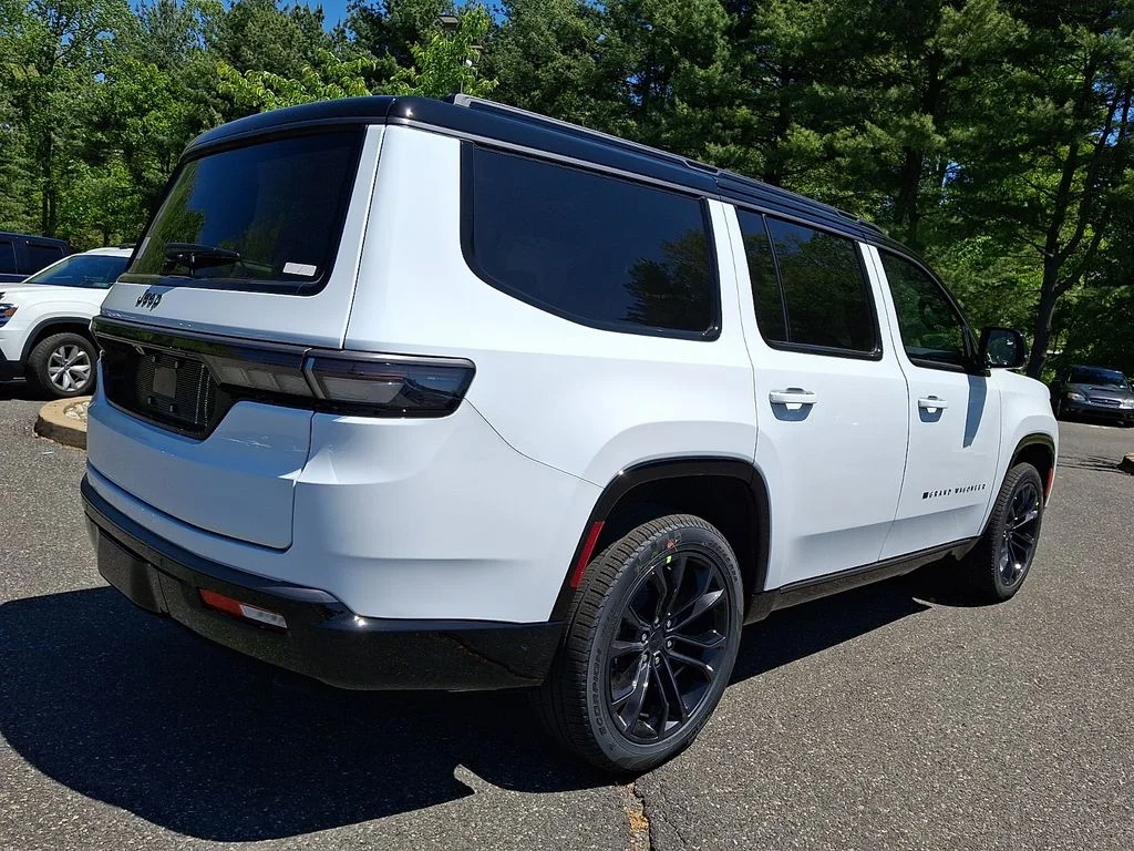 New 2026 Bright White Clear-Coat Exterior Paint Jeep Summit Reserve image 4