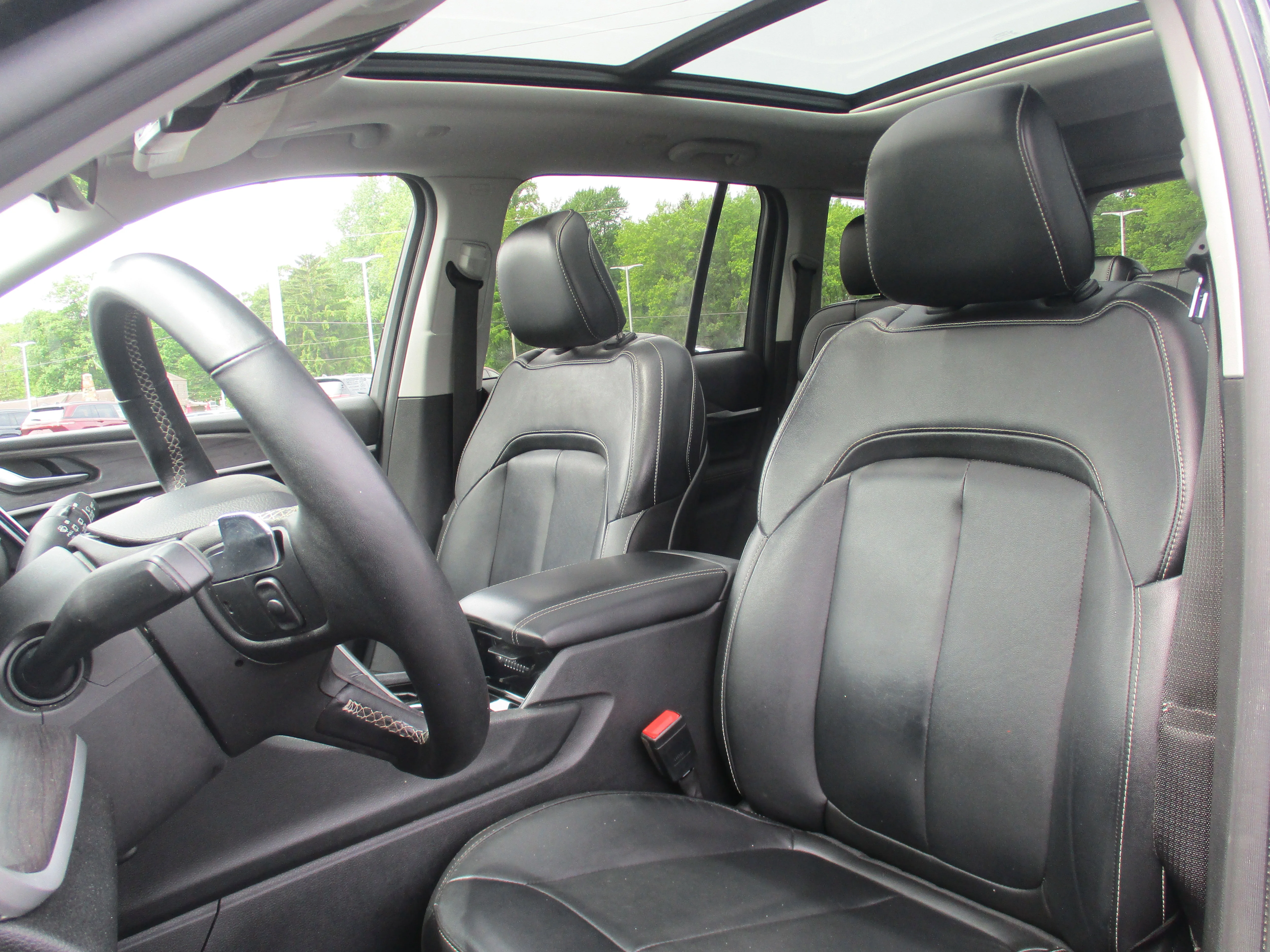 Certified Used 2022 Diamond Black Crystal Pearlcoat Jeep Limited image 27