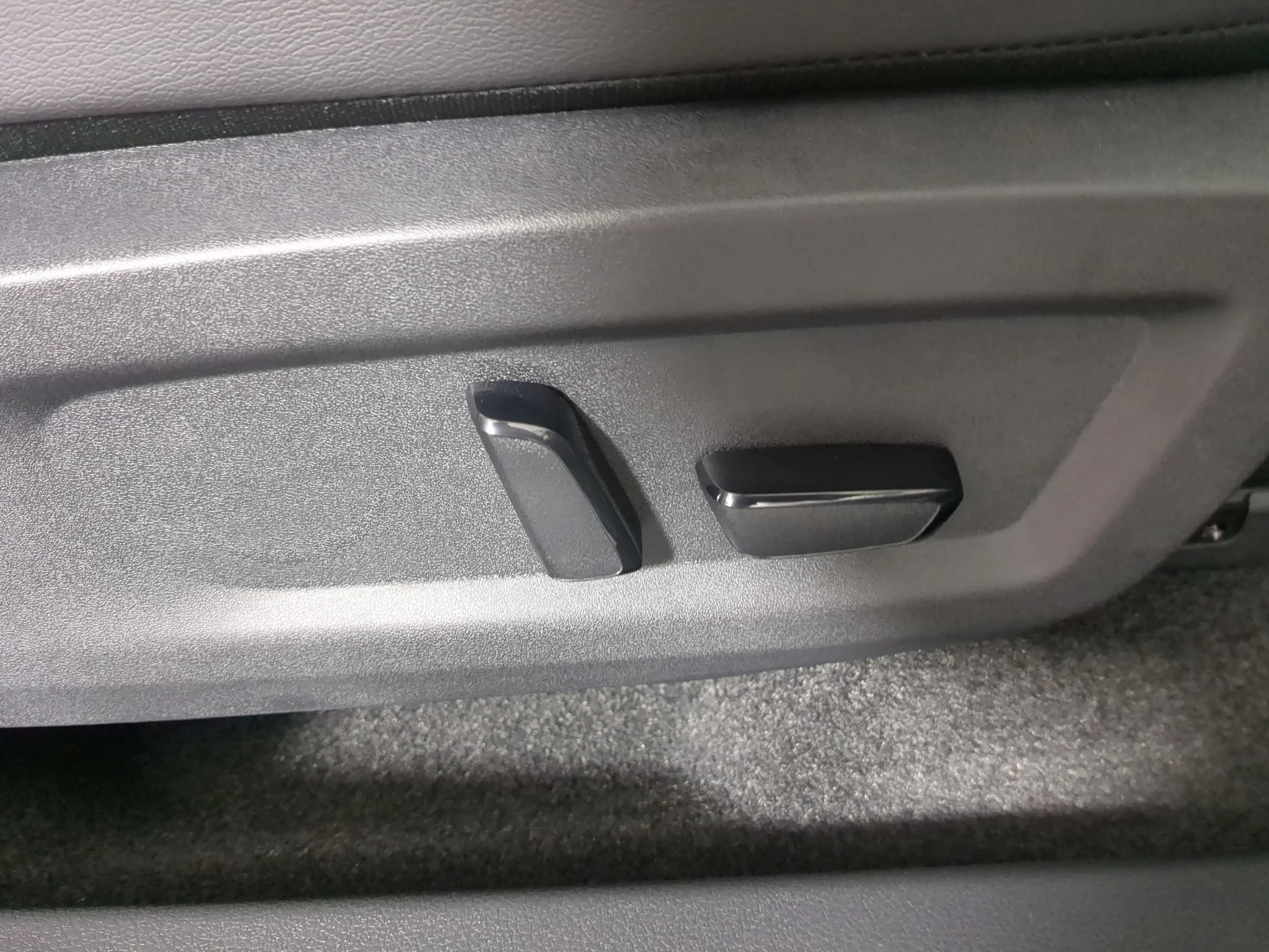 New 2027 Boulder Gray Pearl/Super Black Nissan SL image 22