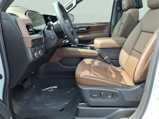 New 2027 Polar White Tricoat Chevrolet High Country image 18