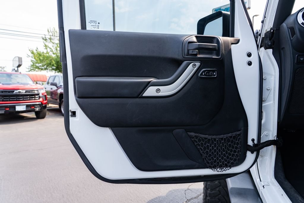 Used 2016 Bright White Clearcoat Jeep Unlimited Rubicon image 21