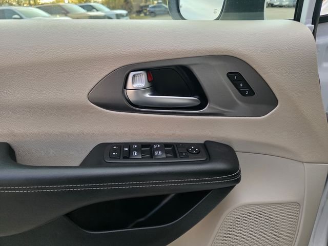 Used 2023 Bright White Clearcoat Chrysler Touring L image 26