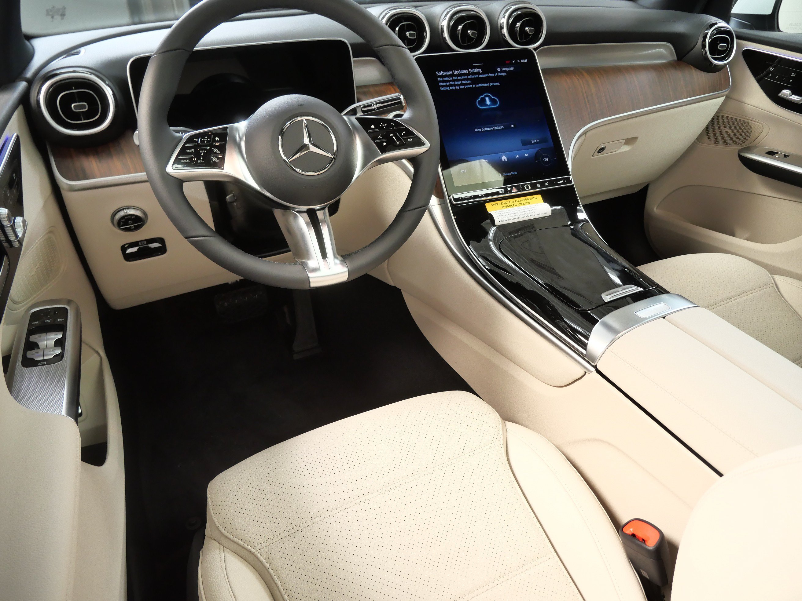 New 2026 Polar White Mercedes-Benz GLC 300 image 2
