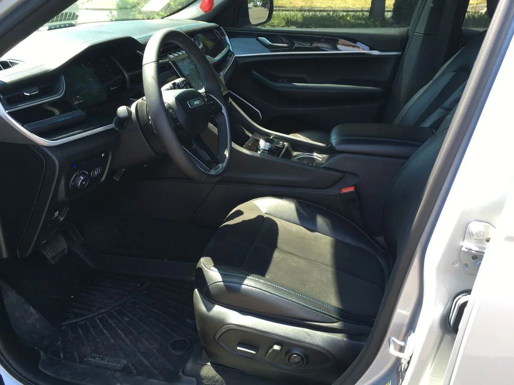 Used 2024 Silver Jeep Trailhawk 4xe image 4