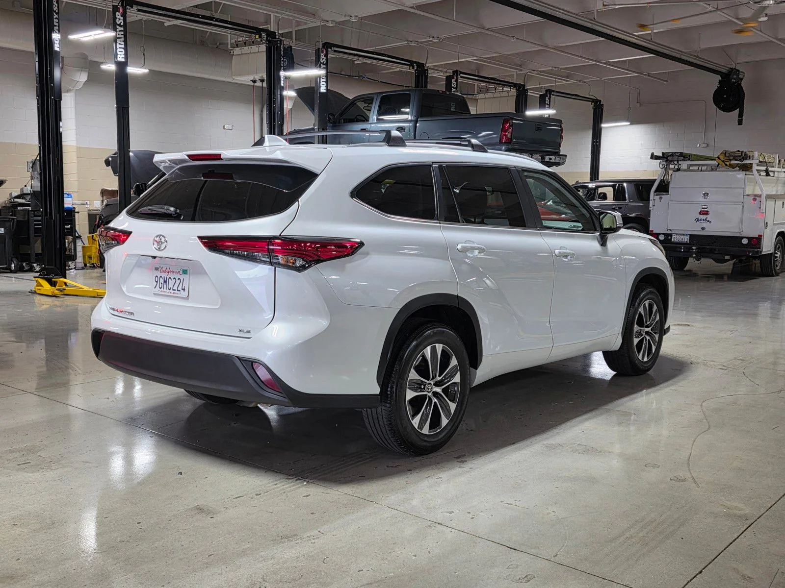 Used 2023 Wind Chill Pearl Toyota XLE image 7