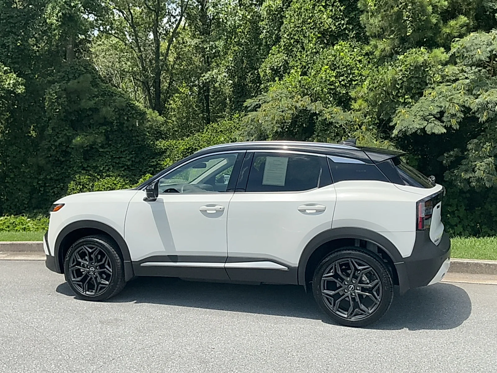 Used 2025 Aspen White Tricoat/Super Black Nissan SR FWD image 3