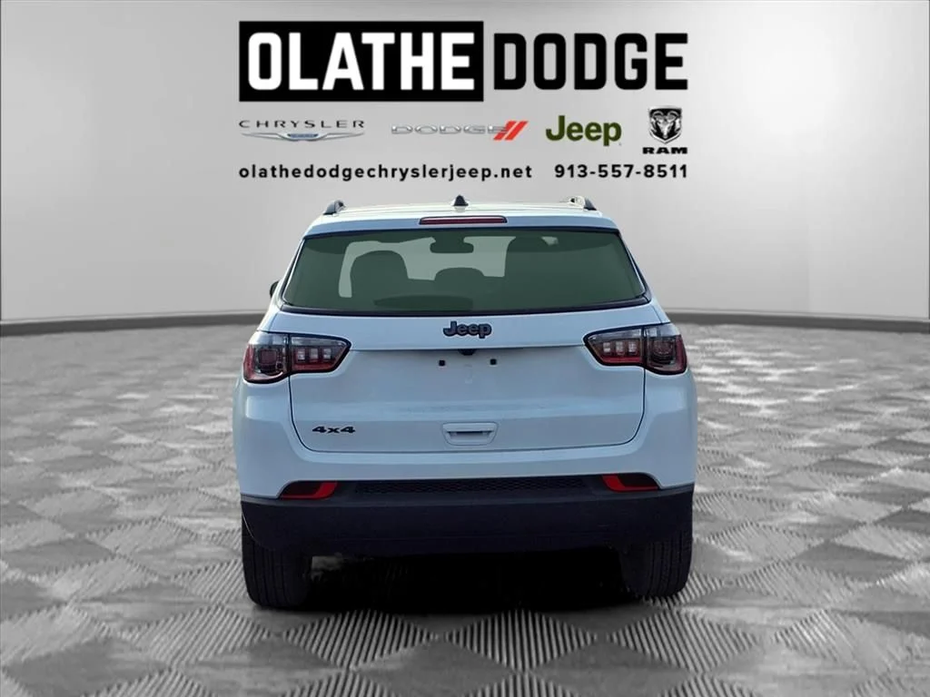 New 2026 Bright White Clear-Coat Exterior Paint Jeep Latitude image 23