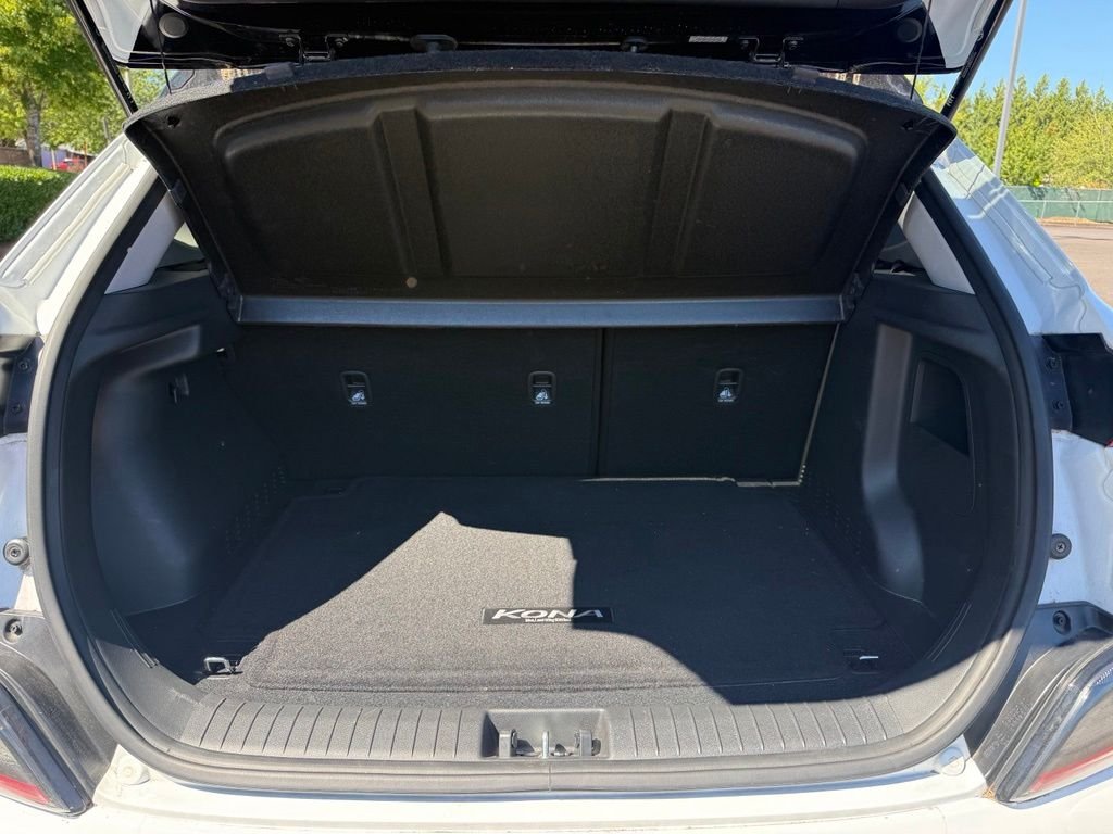 Used 2023 Lunar White w/Black Roof Hyundai SE image 20