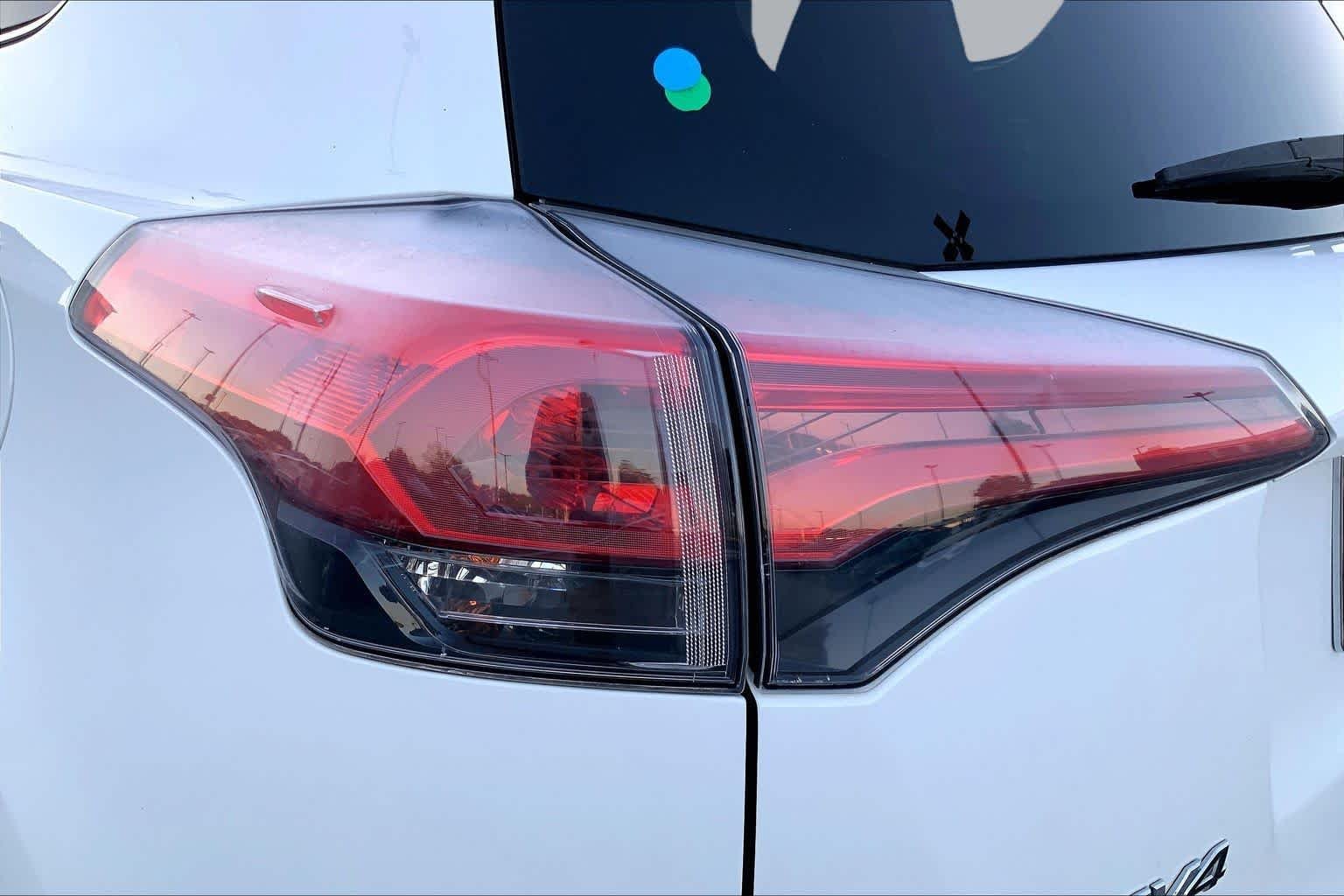 Used 2018 Super White Toyota XLE image 27