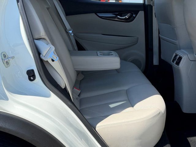 Used 2022 White Nissan SL image 39