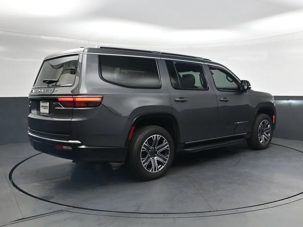Used 2024 Gray Jeep Base image 5