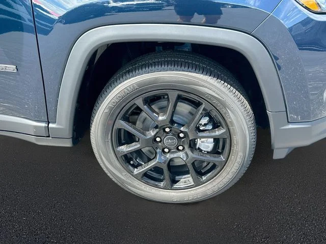 New 2026 Fathom Blue Pearl-Coat Exterior Paint Jeep Latitude image 29