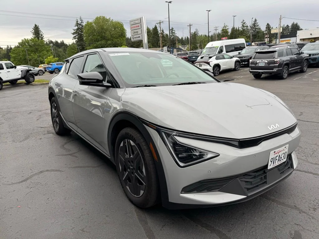2025 Kia EV6 Light L/R's photo