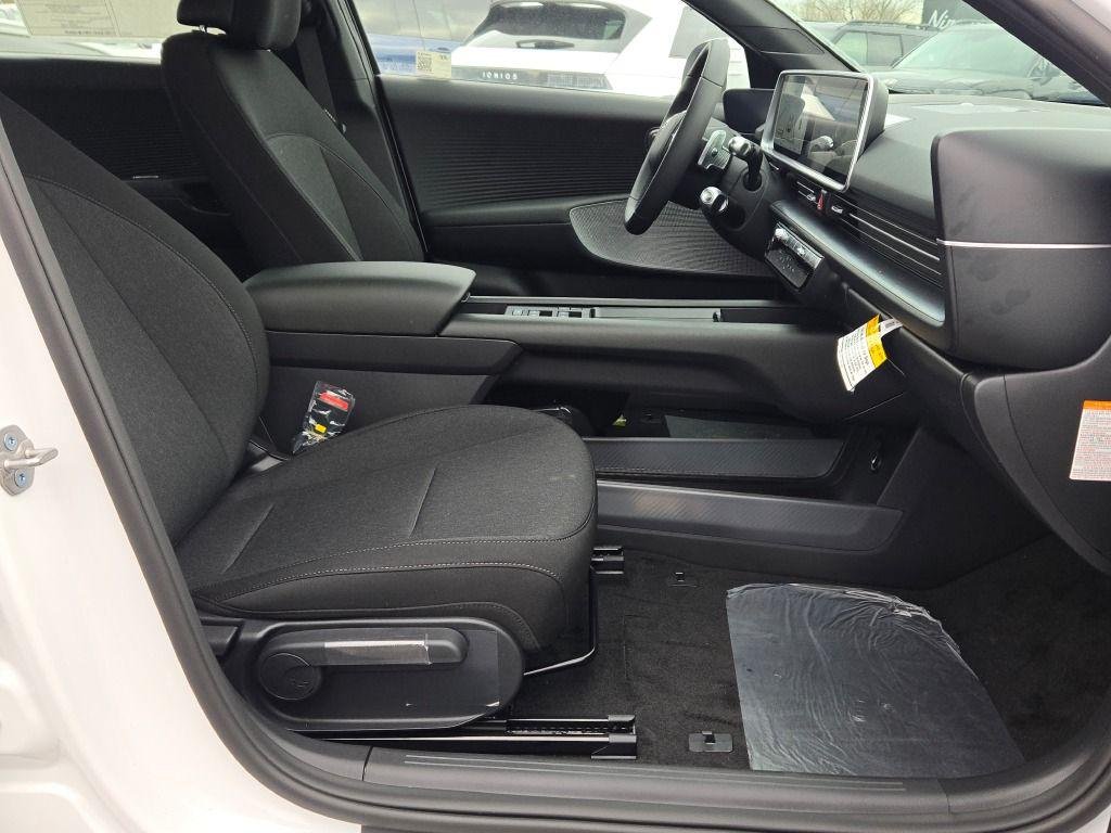 New 2025 White Hyundai SE image 7