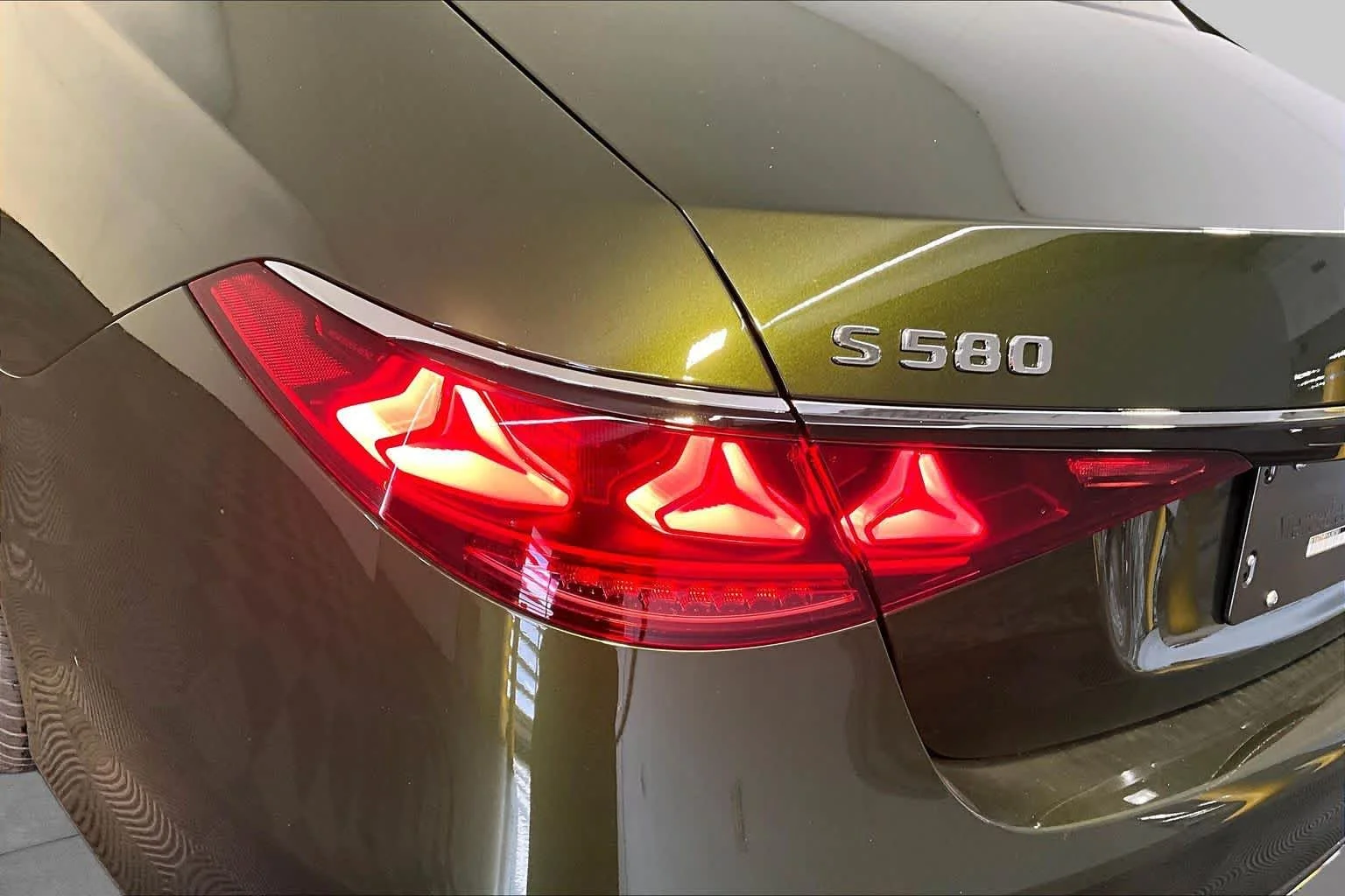 New 2027 MANUFAKTUR Olive Metallic Mercedes-Benz S 580 image 5