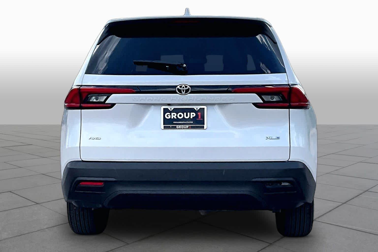 Used 2024 Wind Chill Pearl Toyota XLE image 5