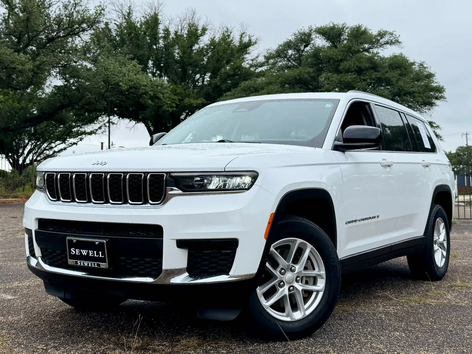 2022 Jeep Grand Cherokee L Laredo 4x4's photo