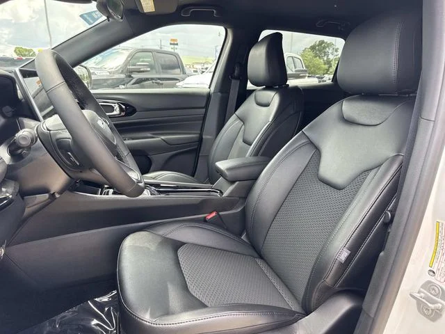 New 2026 White Jeep Latitude image 17