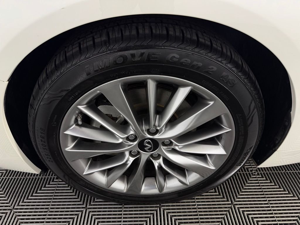 Used 2023 White INFINITI LUXE image 11
