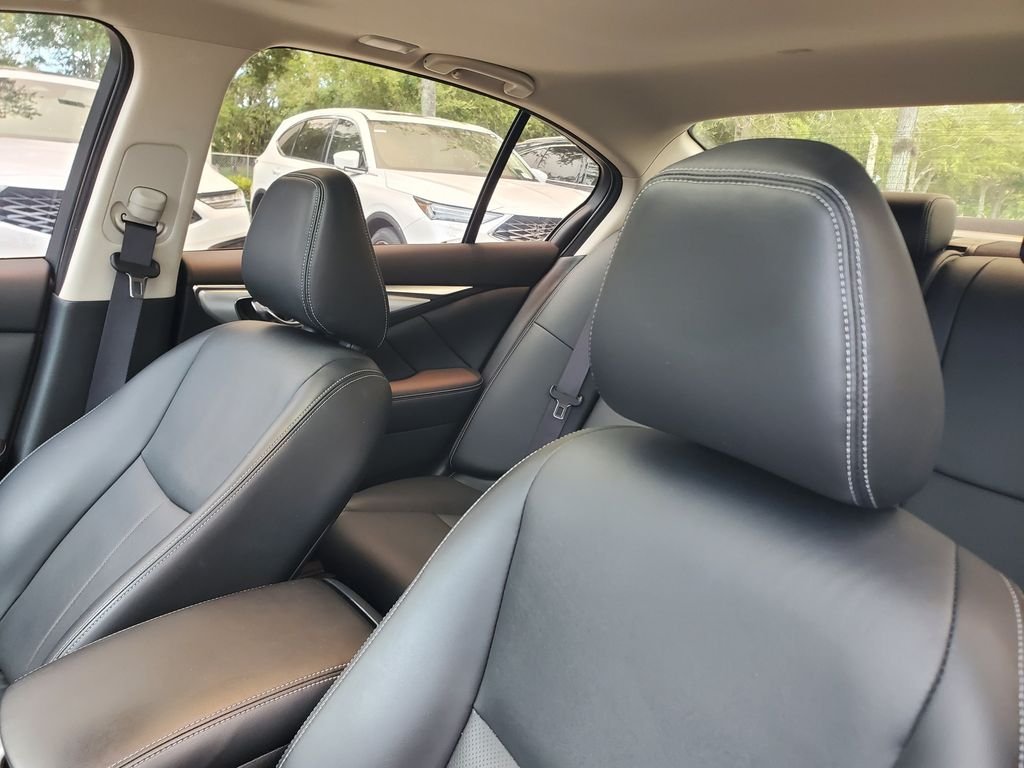 Used 2023 White INFINITI LUXE image 15