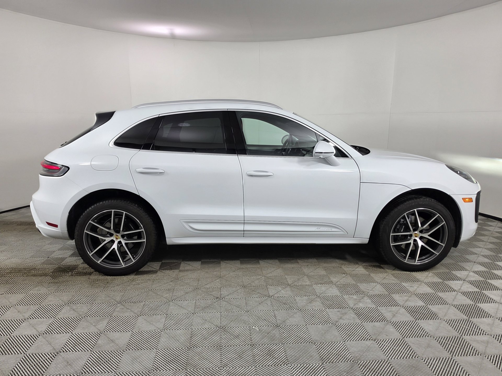 2025 Porsche Macan T - Photo 47