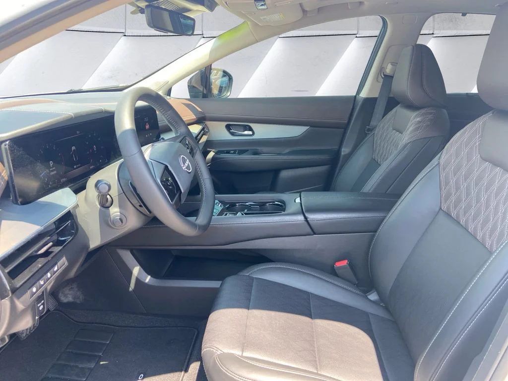 Used 2025 White Nissan Platinum image 7