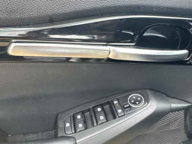 Used 2025 White Kia S image 32