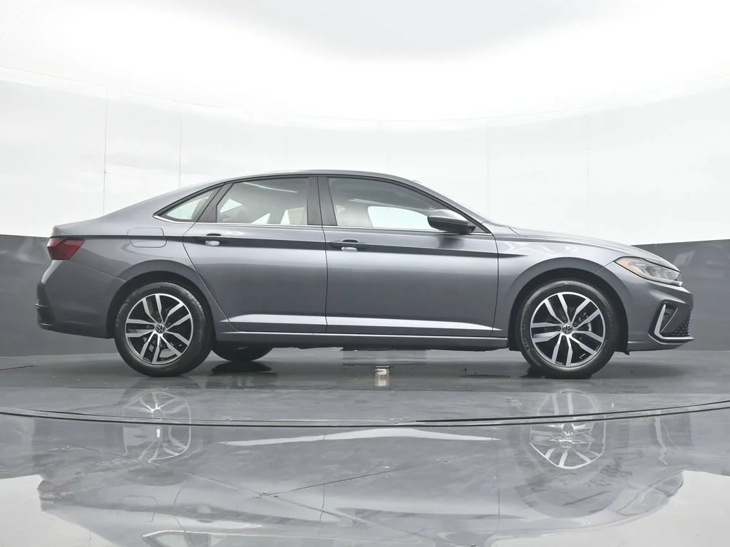 Used 2025 Gray Volkswagen 1.5T SE image 32