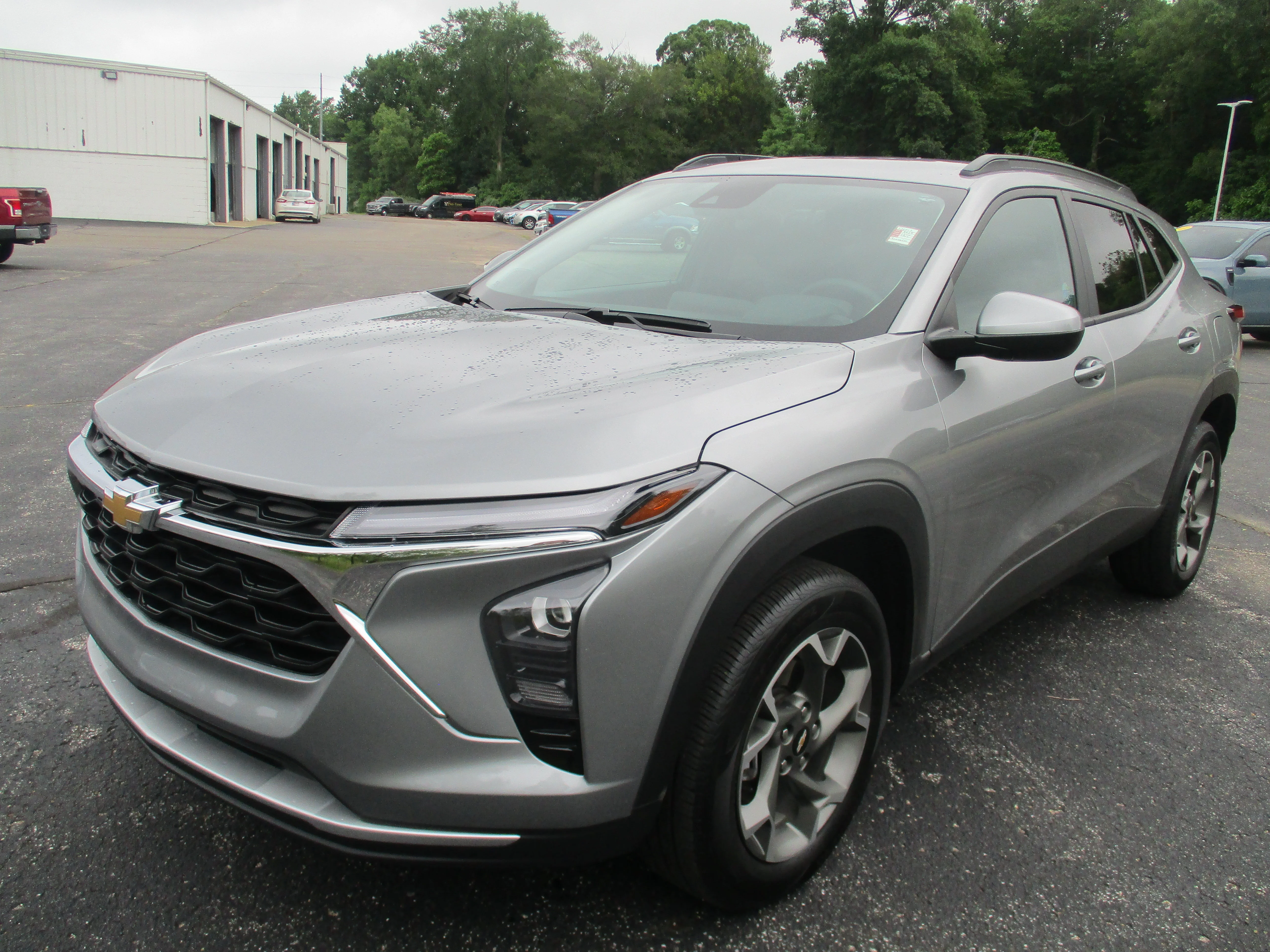 Used 2025 Sterling Gray Metallic Chevrolet LT FWD image 4