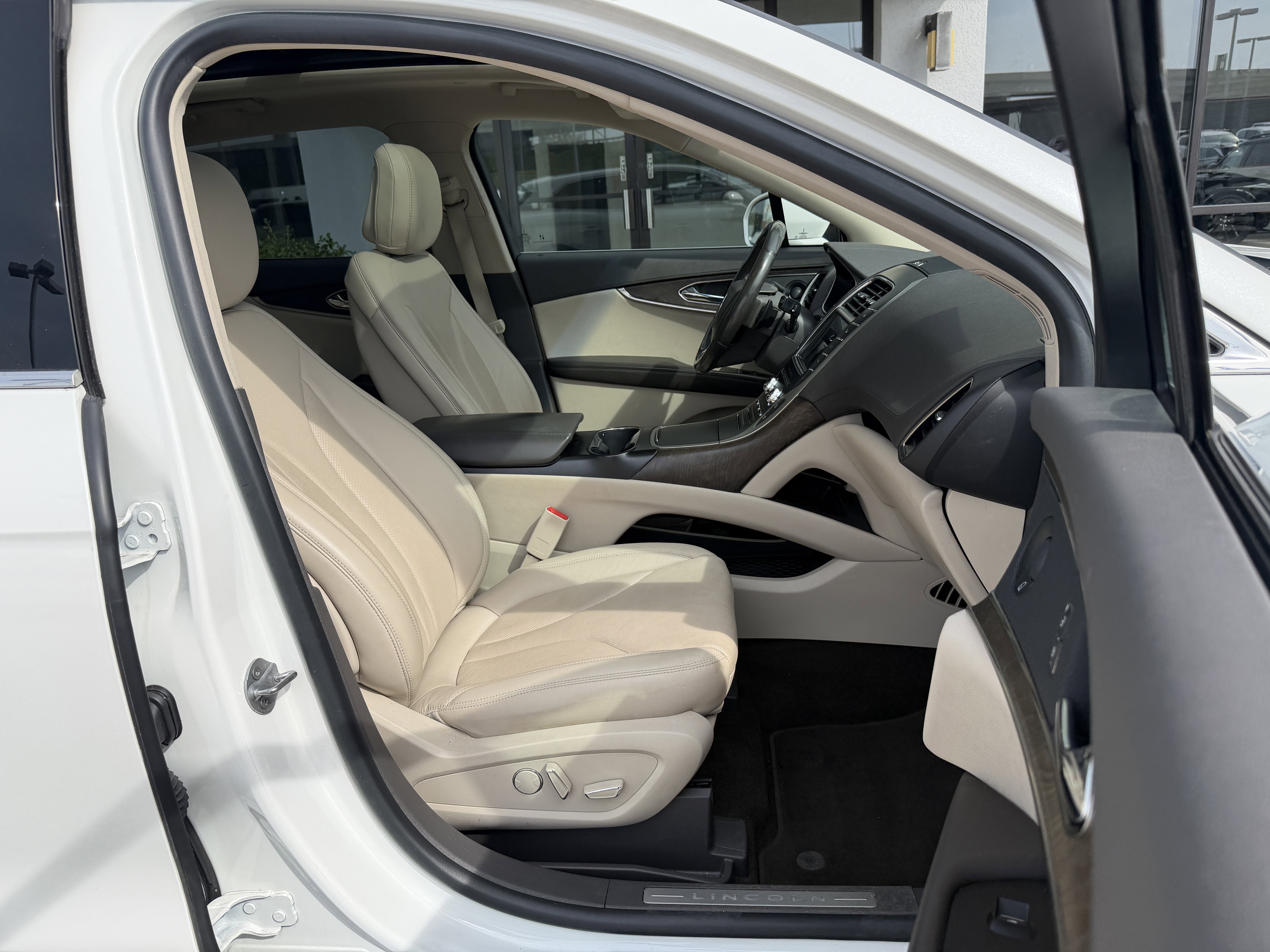 Used 2020 Pristine White Lincoln Reserve image 18