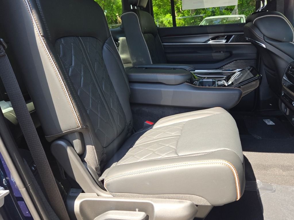New 2026 Fathom Blue Pearl-Coat Exterior Paint (Late Availability) Jeep Summit Reserve image 9