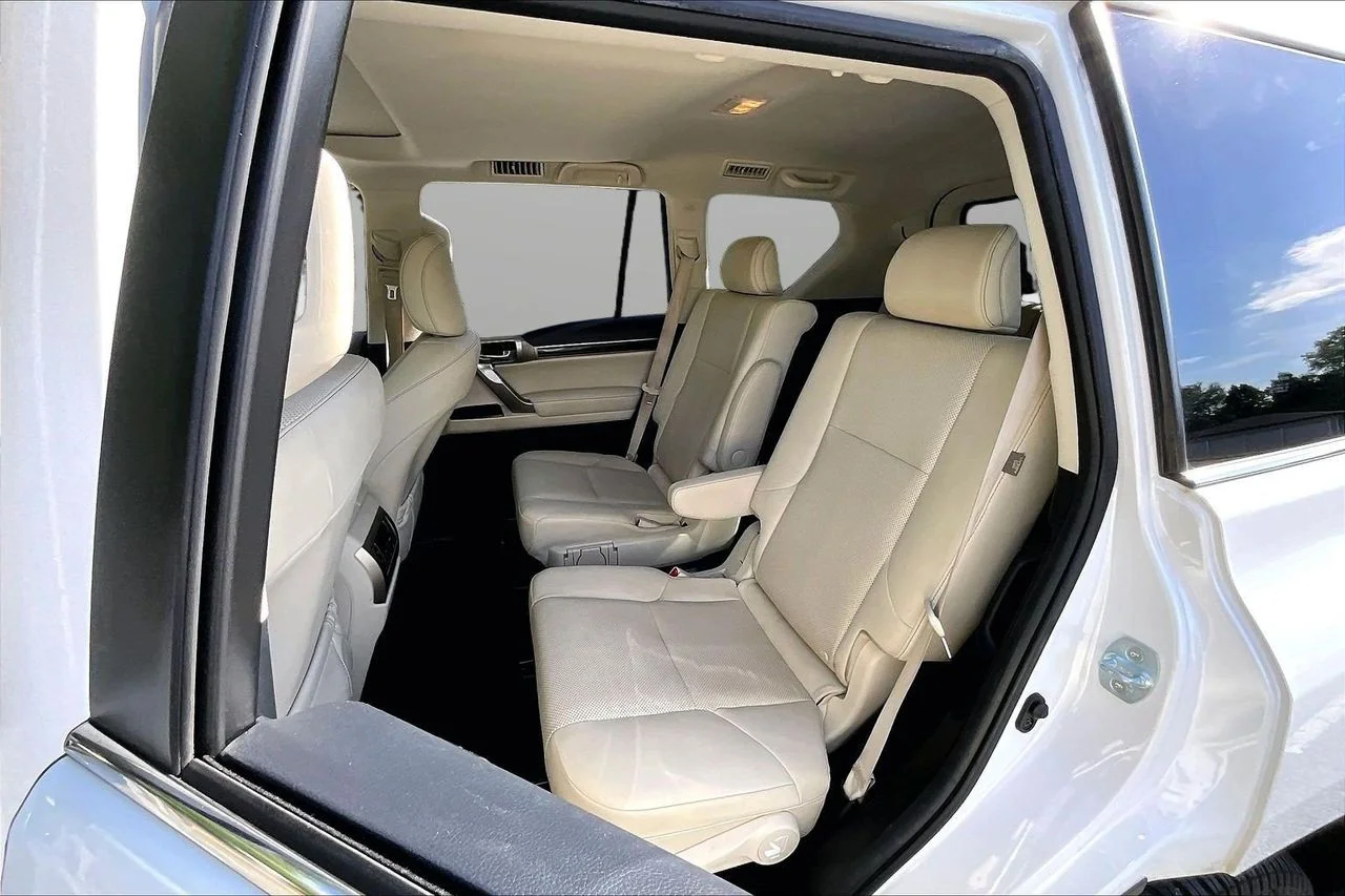 Used 2020  Lexus 460 image 23