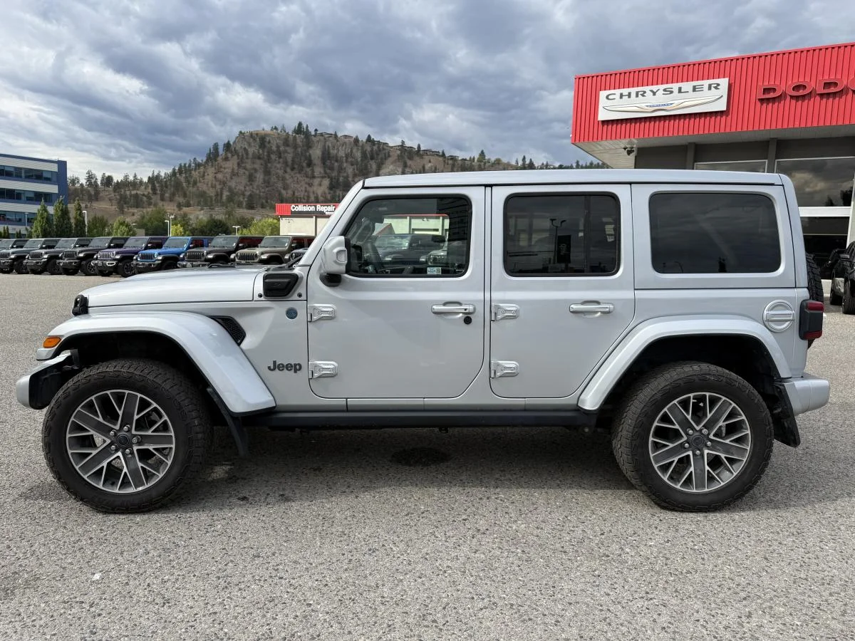 Used 2024 Silver Jeep High Altitude image 3