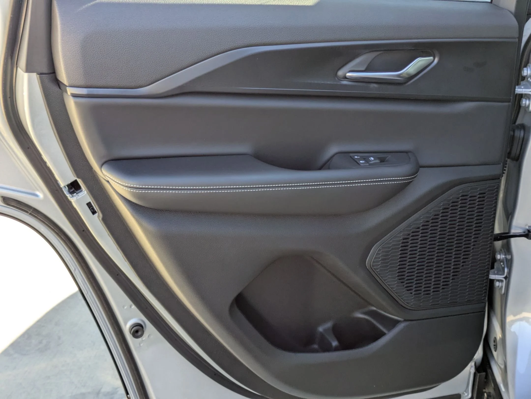 New 2025 Silver Zynith Exterior Paint Jeep Laredo X image 14