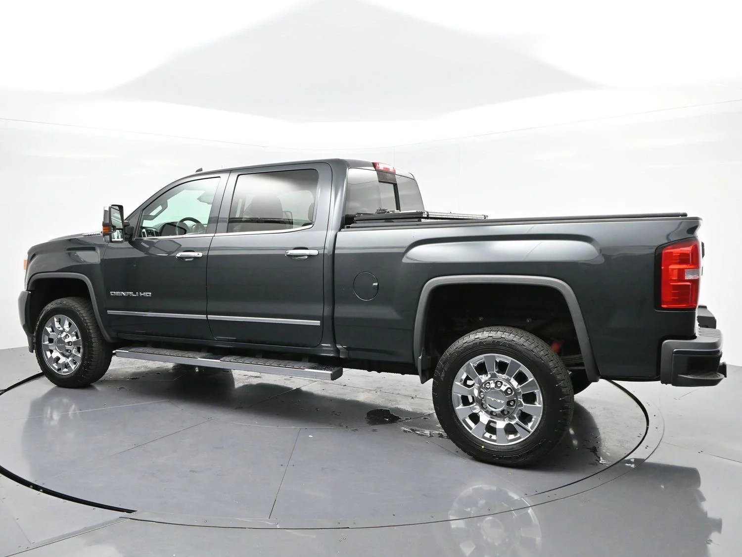 Used 2017 DARK SLATE METALLIC GMC Denali image 5