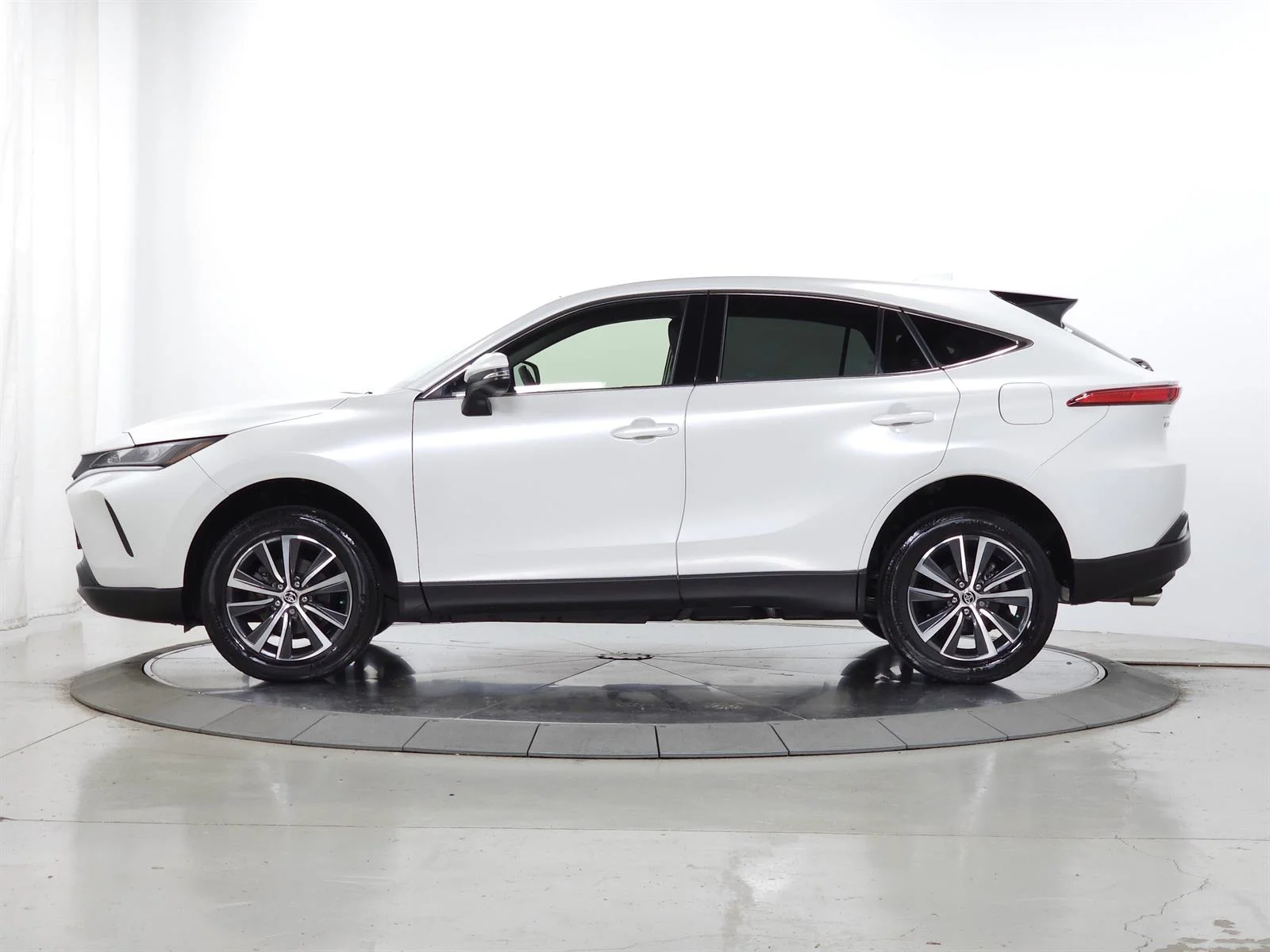 Used 2022 White Toyota LE image 5