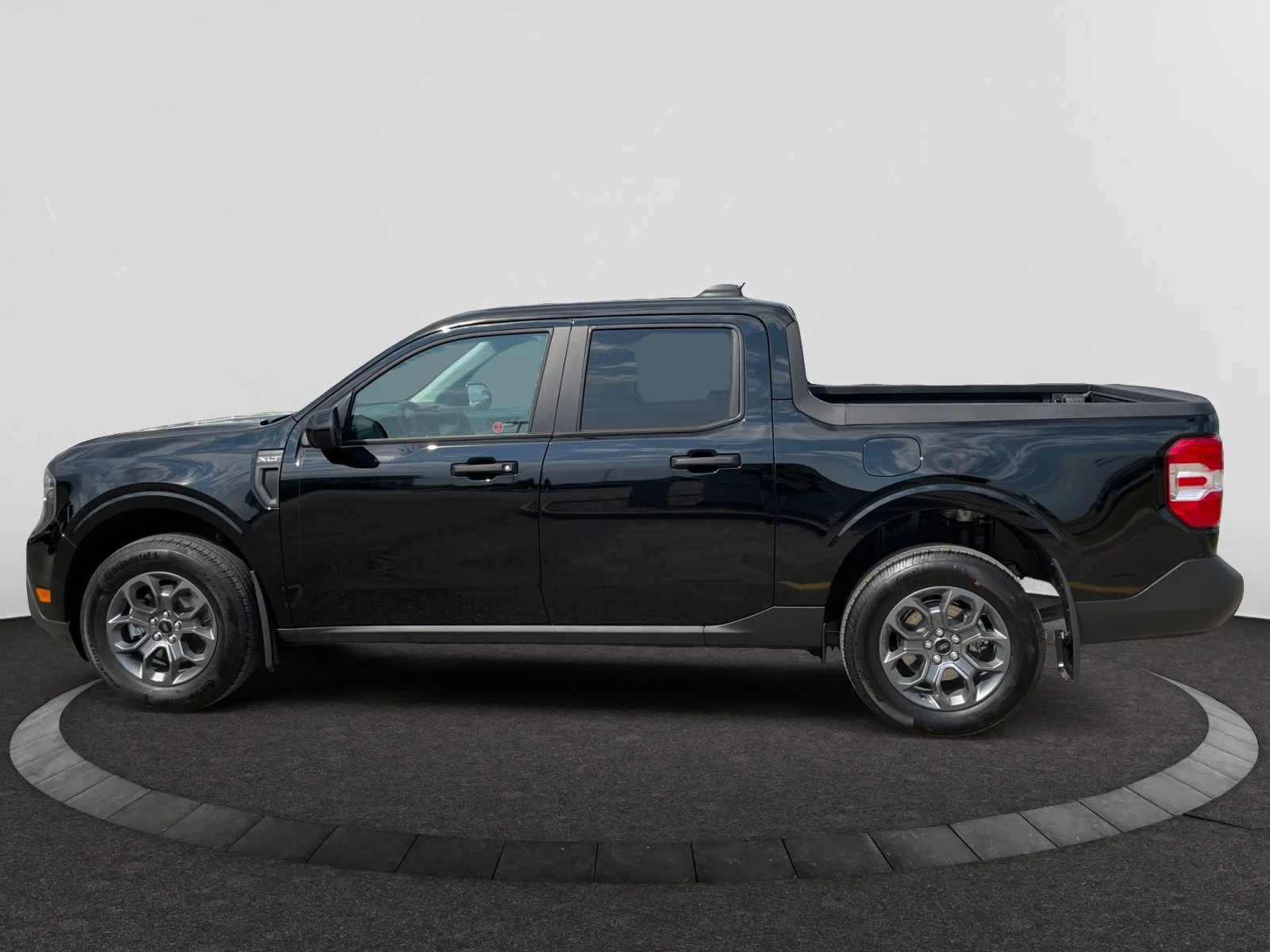 New 2026 Shadow Black Ford XLT image 2