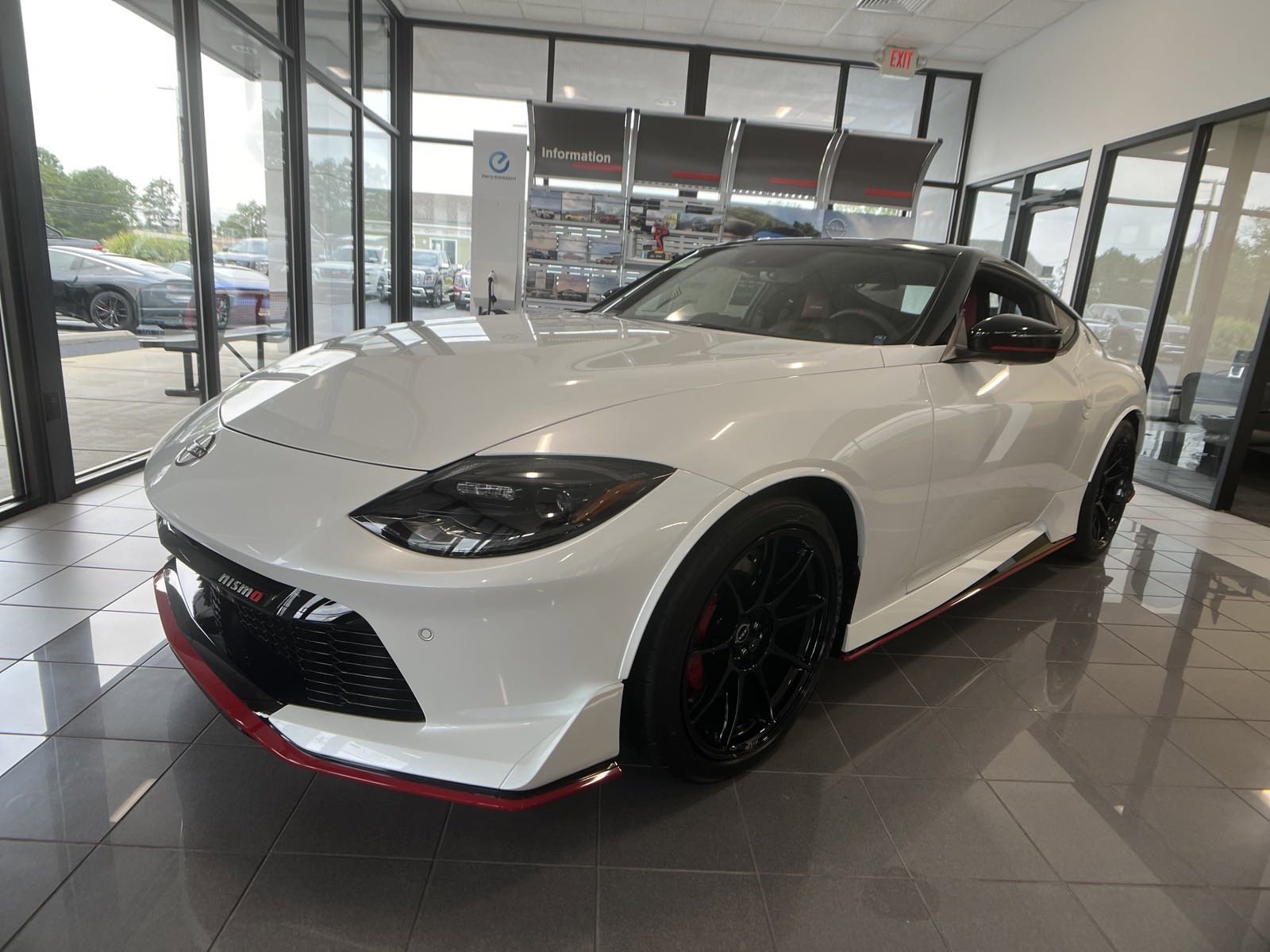 New 2024 Two-tone Everest White TriCoat / Super Black Nissan NISMO® image 4